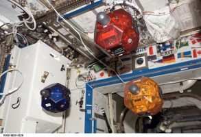 Satelity SPHERES v prostorách mezinárodní vesmírné stanice