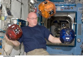 Astronaut NASA připravuje satelity SPHERES pro další experiment
